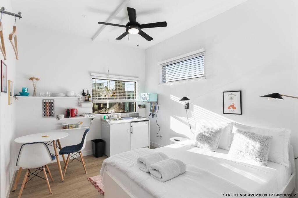 Micro Studio With Balcony & Pool View - Walk To Ot 스코 츠 데일 외부 사진
