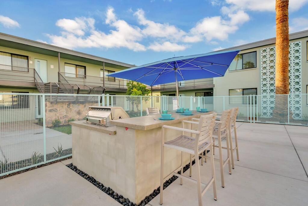 Micro Studio With Balcony & Pool View - Walk To Ot 스코 츠 데일 외부 사진