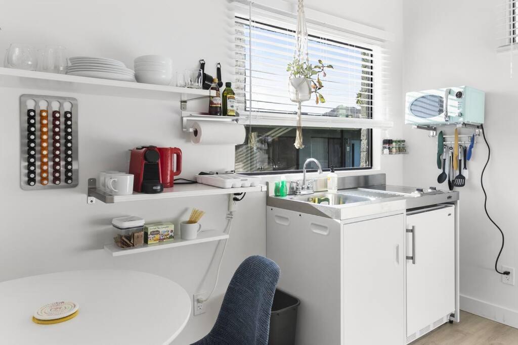 Micro Studio With Balcony & Pool View - Walk To Ot 스코 츠 데일 외부 사진
